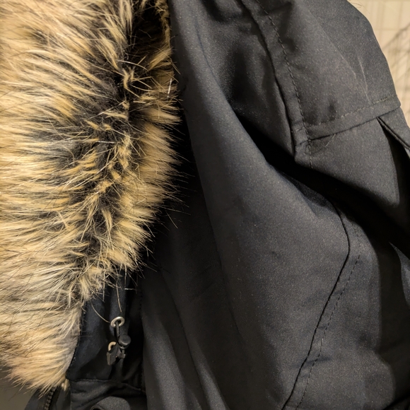 Obermeyer Women's Black Winter/Ski Jacket with Detachable Faux Fur Hood - Picture 16 of 16